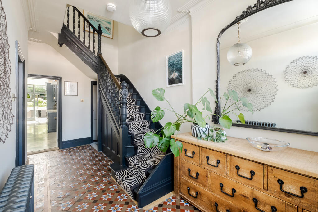House in London - View 5
