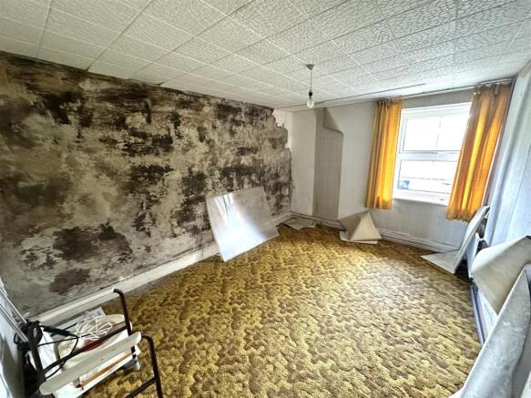 FRONT BEDROOM 4