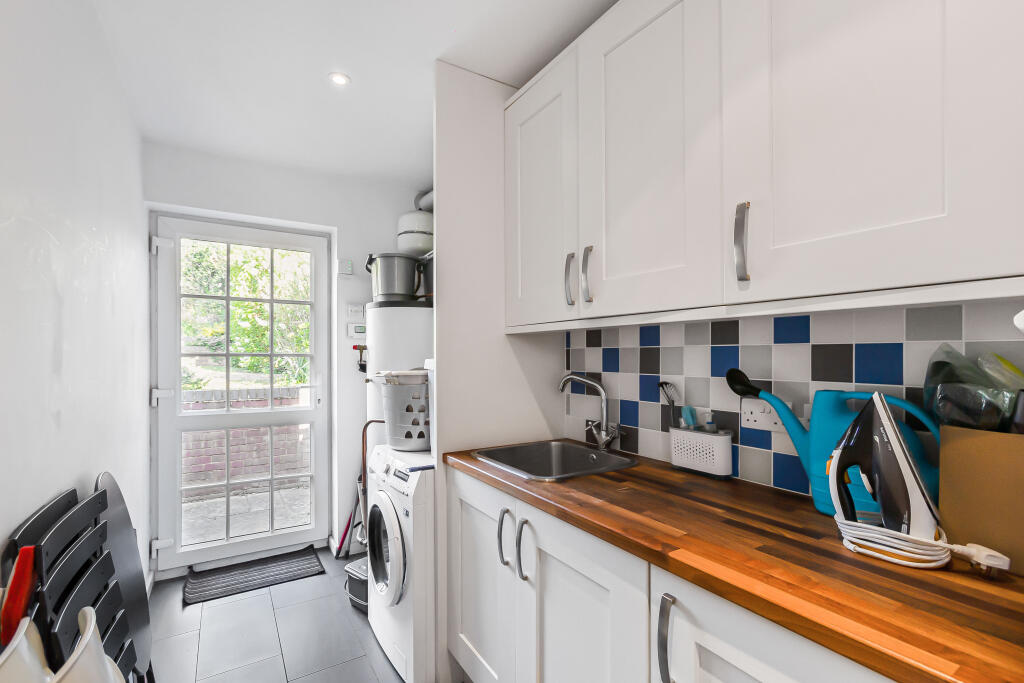 House in Welwyn Hatfield, Hertfordshire - More