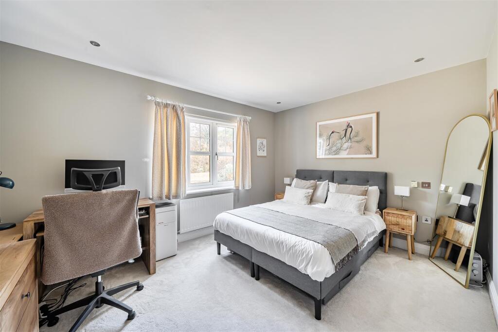 Apartment in Slough - More