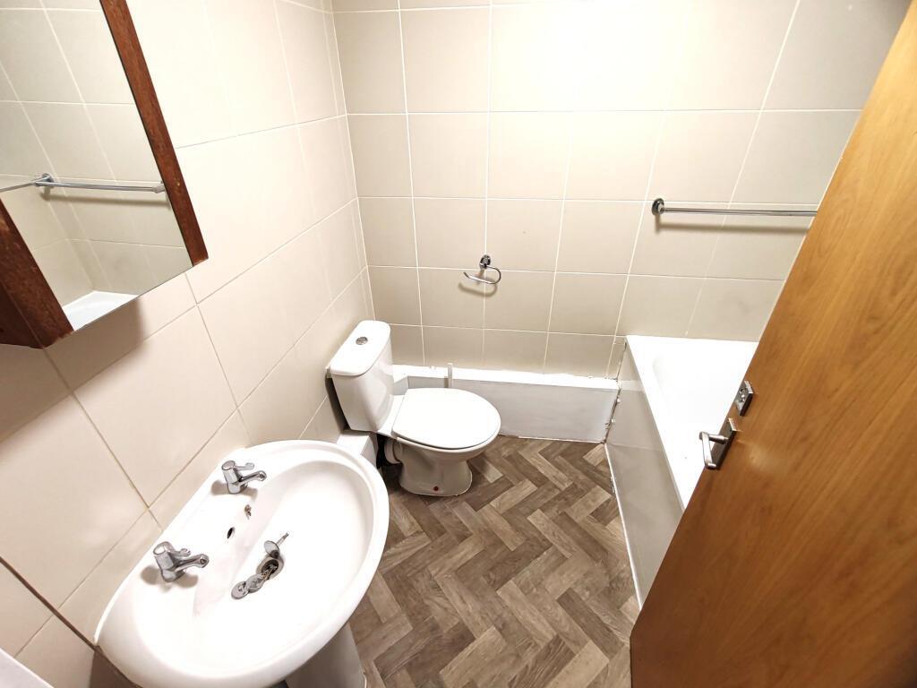 Apartment in Ilford, Clayhall - More