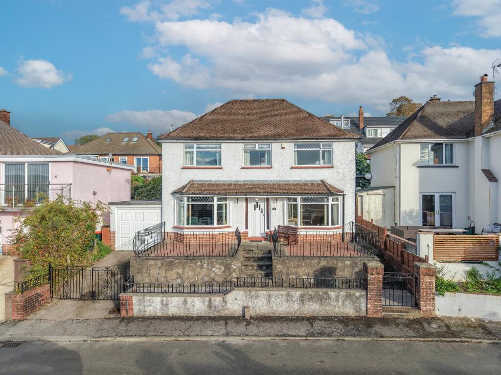 3-bed detached on Old Hill Crescent, Christchurch, £425,000