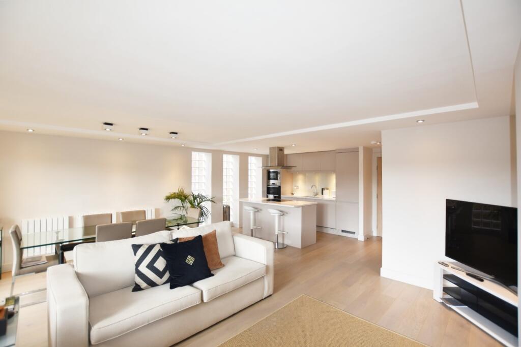 Main image of property: Cavendish Place, Cavendish Crescent South, Nottingham, Nottinghamshire, NG7 1ED