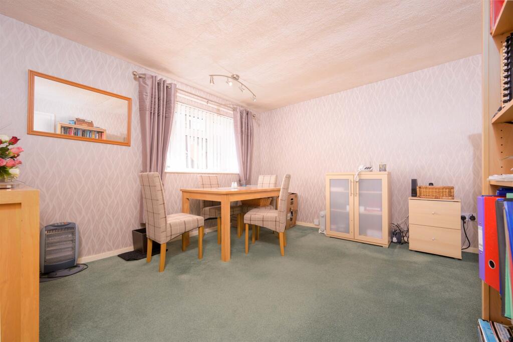 Apartment in Rothwell, North Northamptonshire - View 4