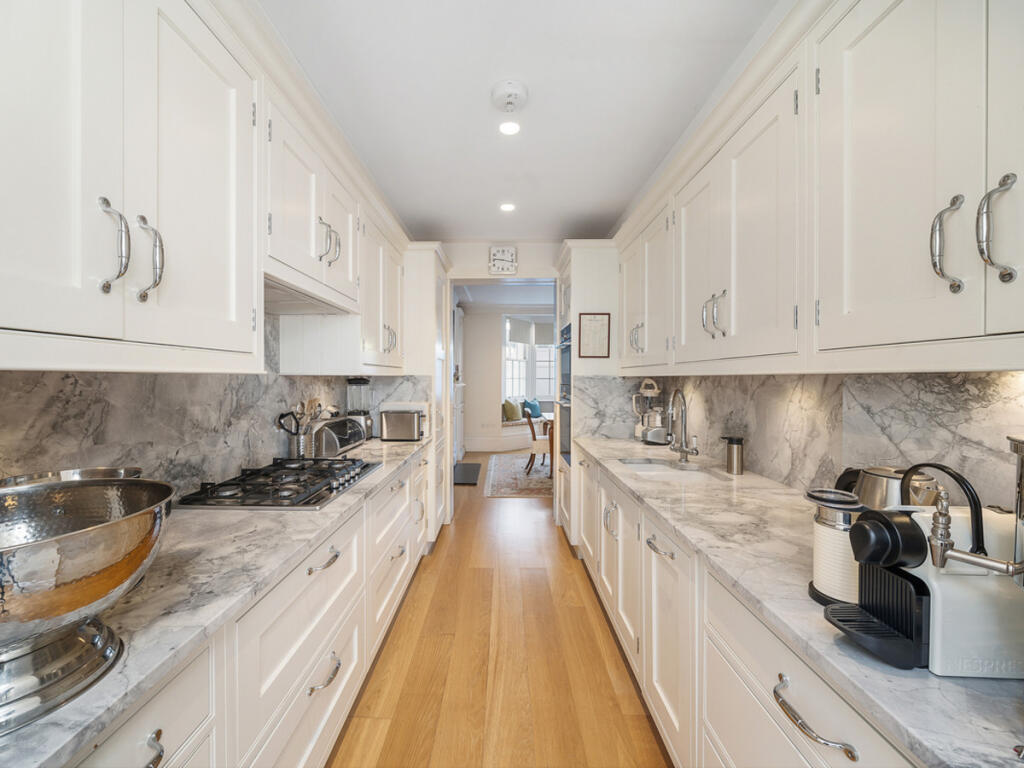 4 bedroom end of terrace house for rent