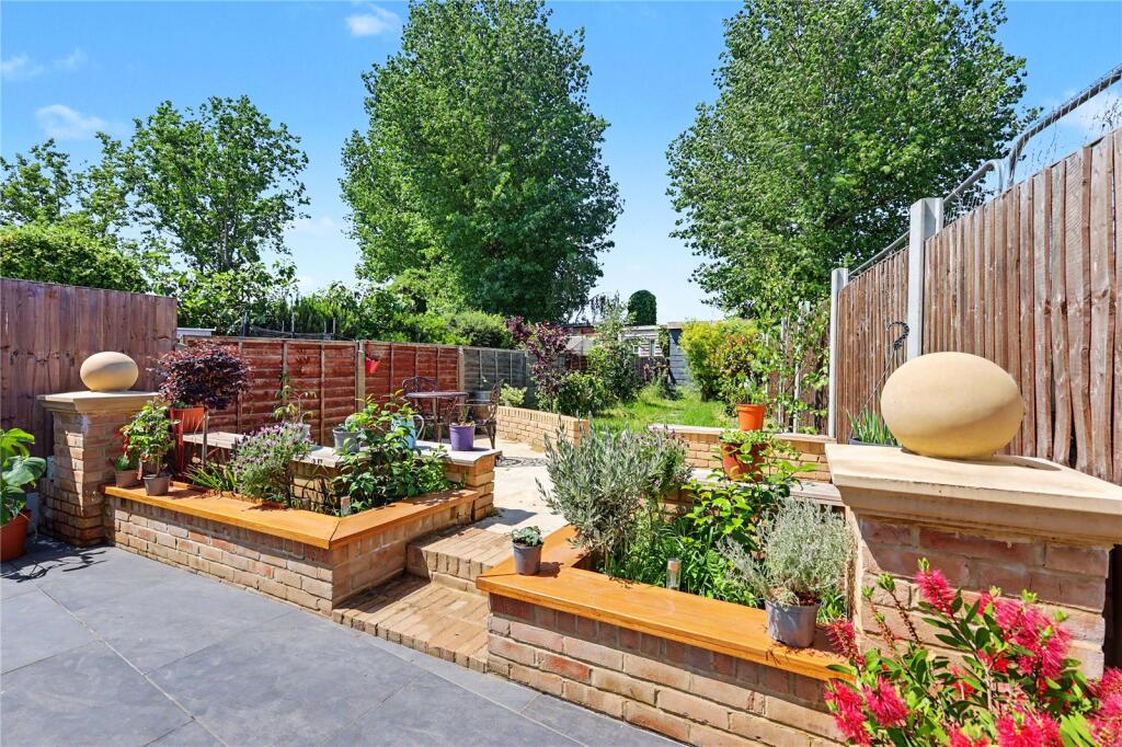 Broadfield Square, Enfield, EN1 photo 4