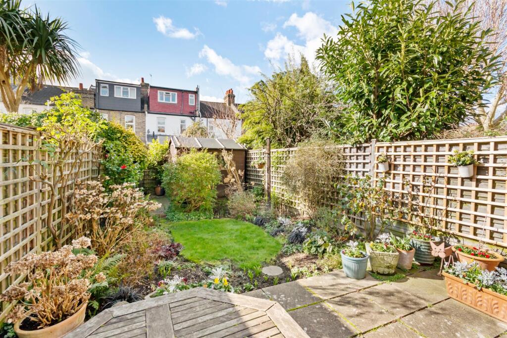 Carlton Park Avenue, Raynes Park photo 2