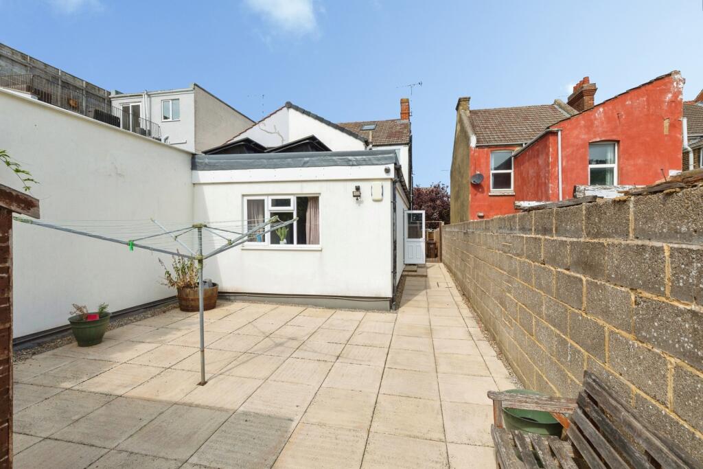 House in Gillingham, Twydall - More