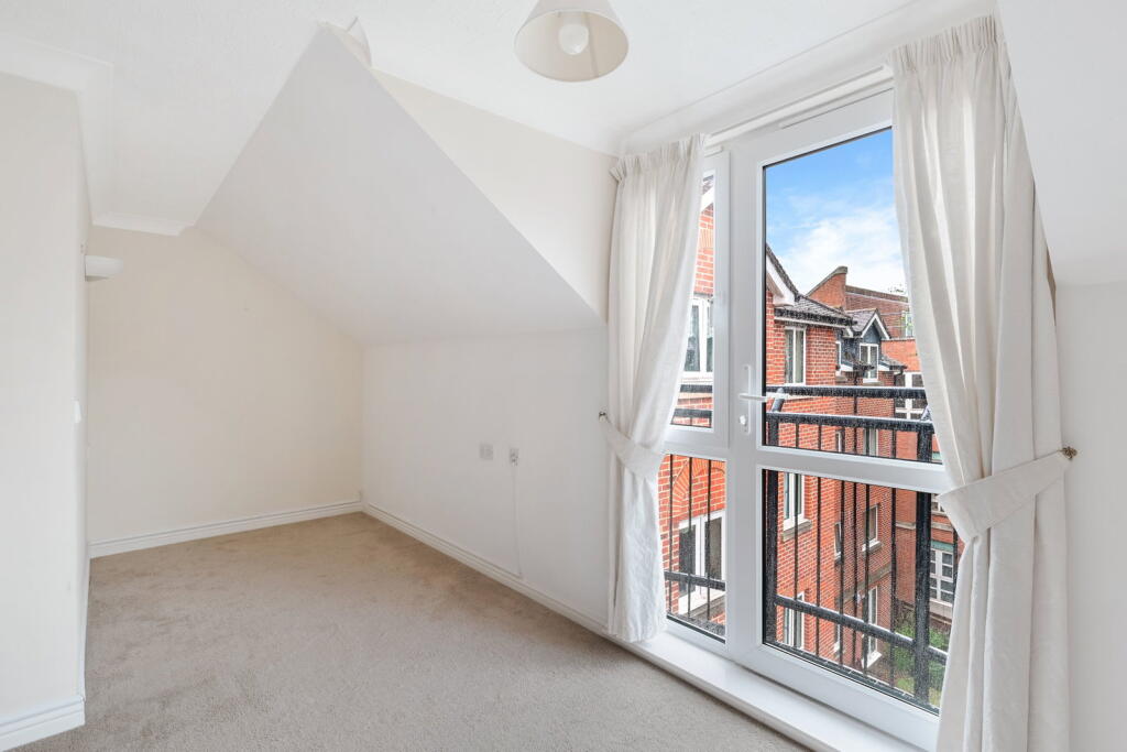 Apartment in Kingston upon Thames - View 4