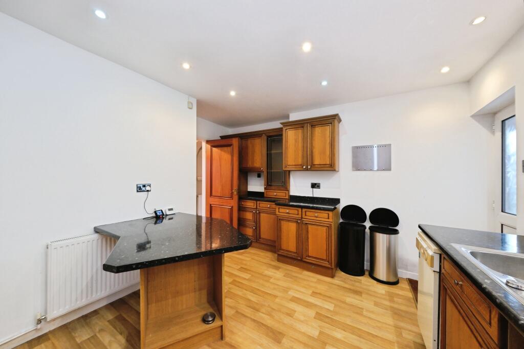 Woodside Avenue, Mansfield, NG18 photo 3