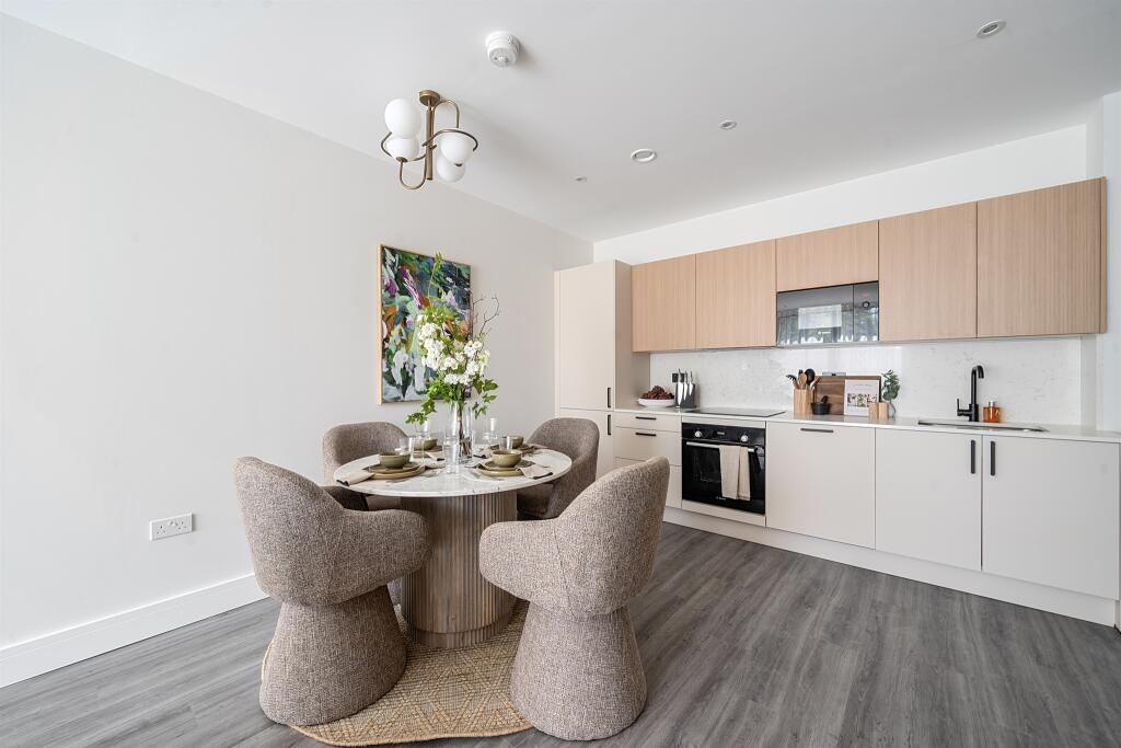 Apartment in Maidenhead, Furze Platt - View 2