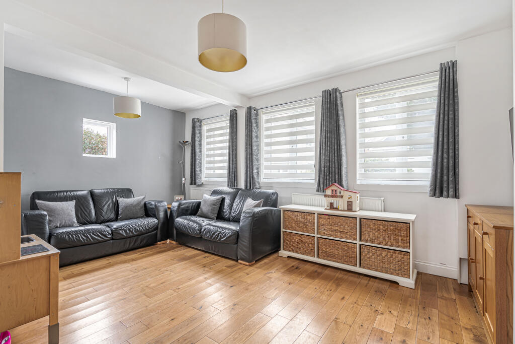 House in Welwyn Hatfield, Hertfordshire - More