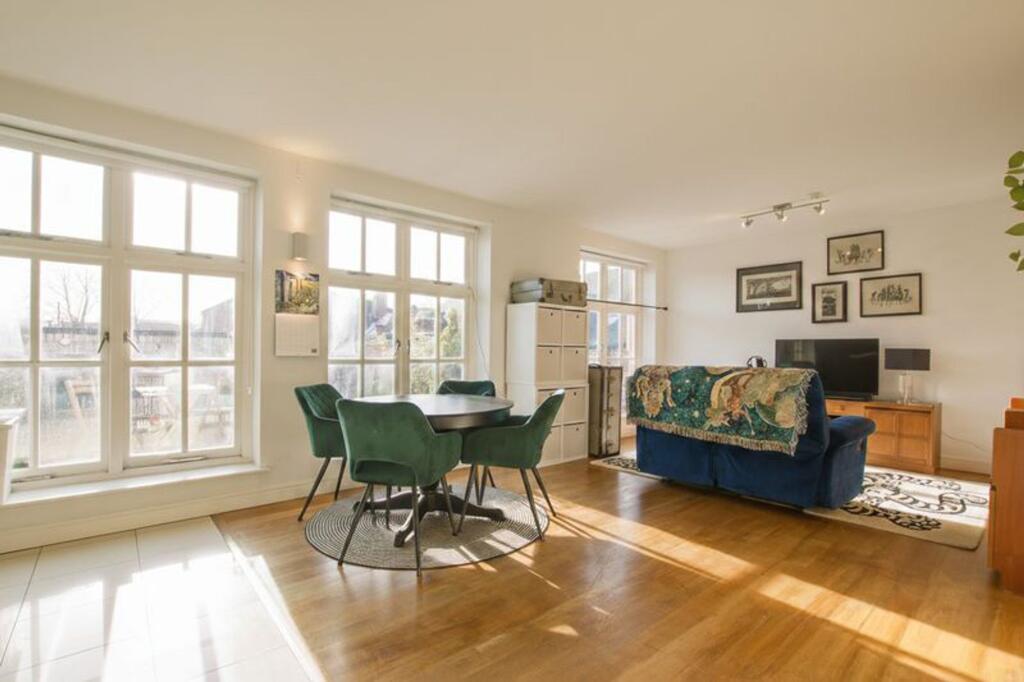 Main image of property: Clarendon Park Road, Leicester, LE2