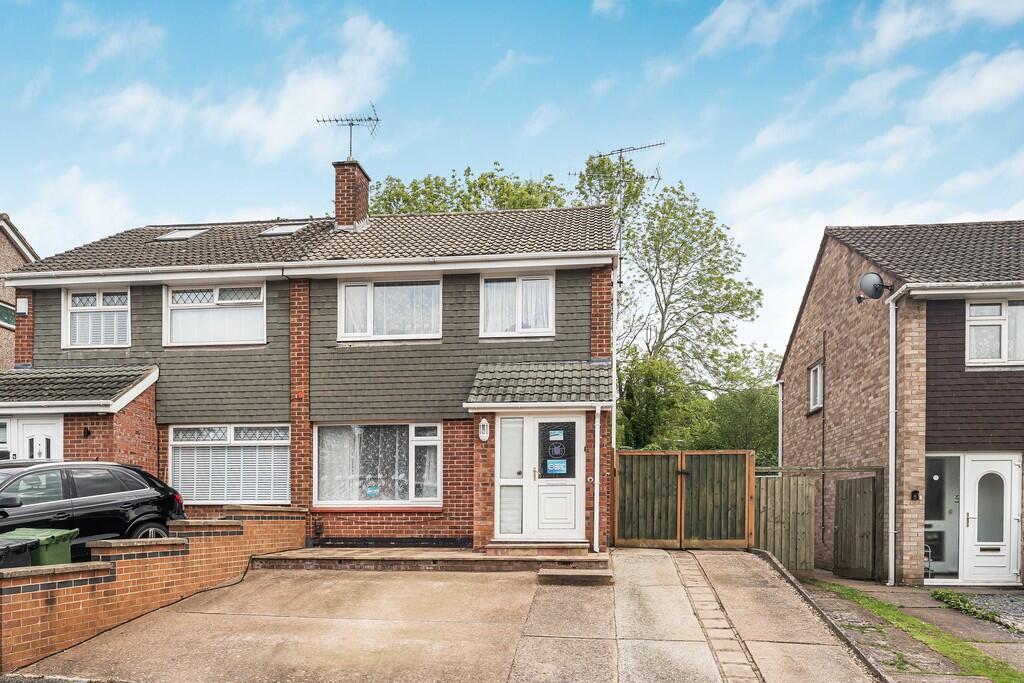 3-bed semi-detached on Plumtree Drive, Exeter, £300,000
