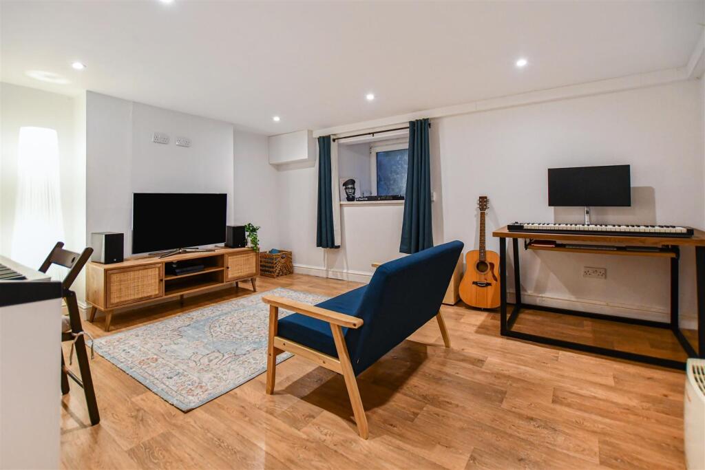 House in West Suffolk, Studlands Park, Newmarket - View 3