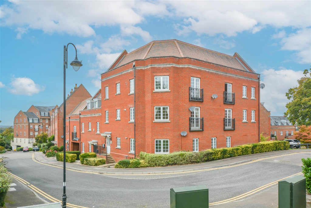 3-bed flat on Vaughan Williams Way, Warley, Brentwood, £480,000