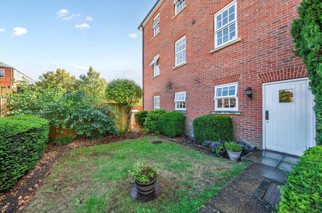 Apartment in Winchester, Wickham - View 3
