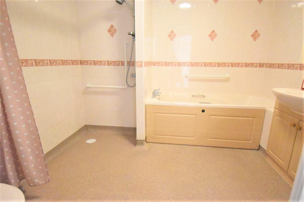 Apartment in Southend-on-Sea - View 5