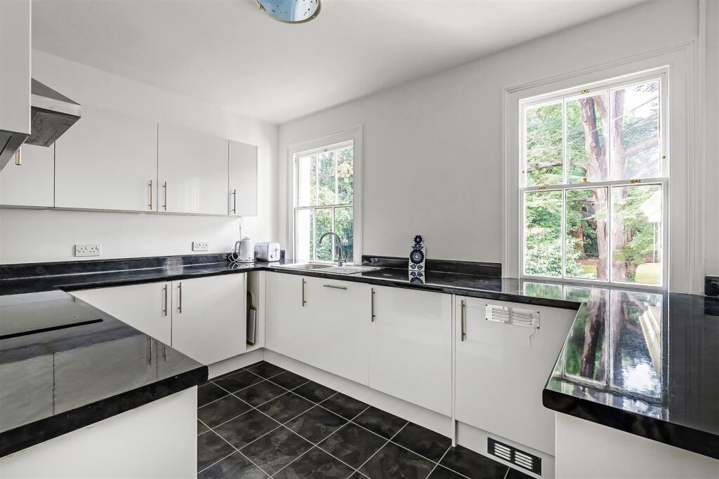 Apartment in Dorking, Pixham - View 2