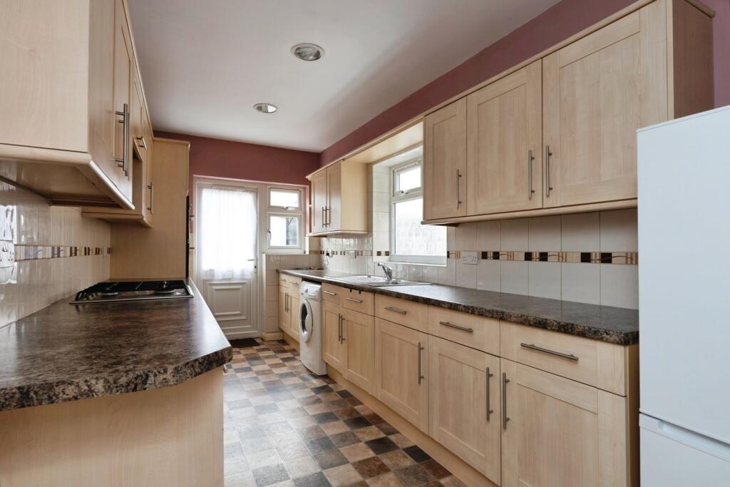 House in Ilford, Barkingside - More