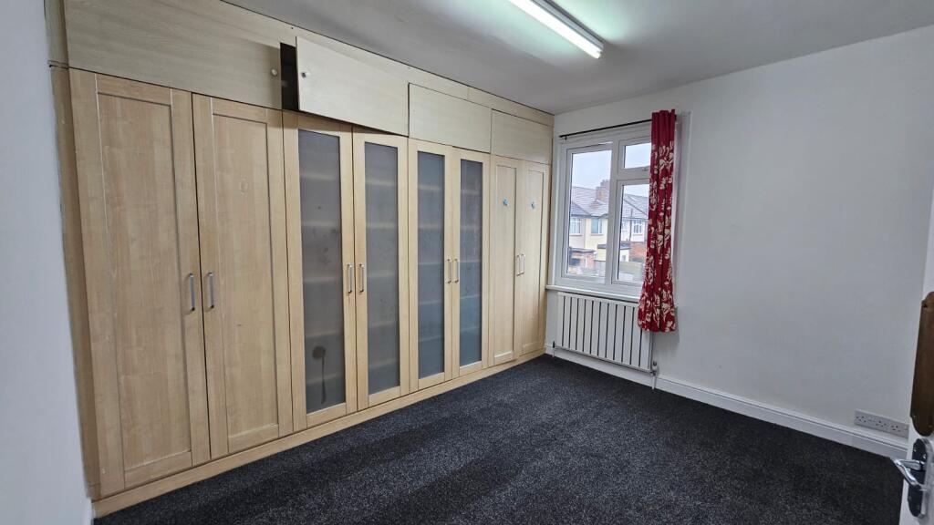 House in London, Loxford, Seven Kings - View 4