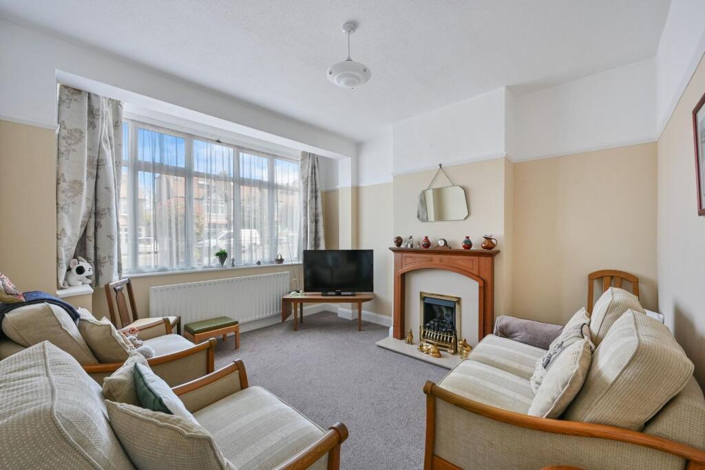 House in London, Worcester Park - View 2