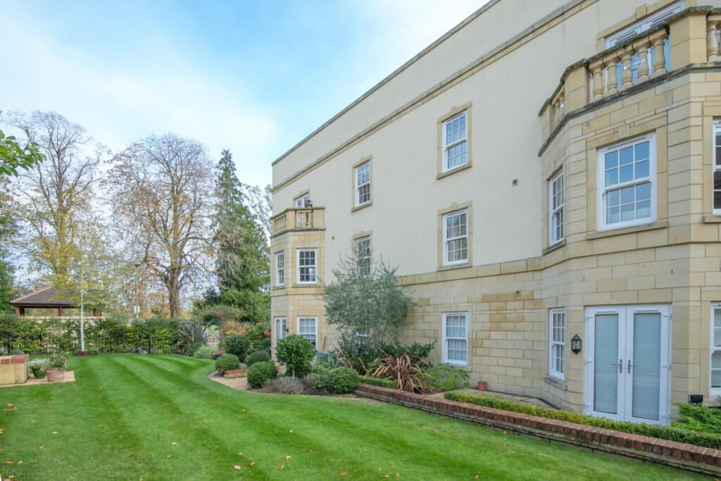 2-bed apartment on Buttercross Lane, Witney, £300,000