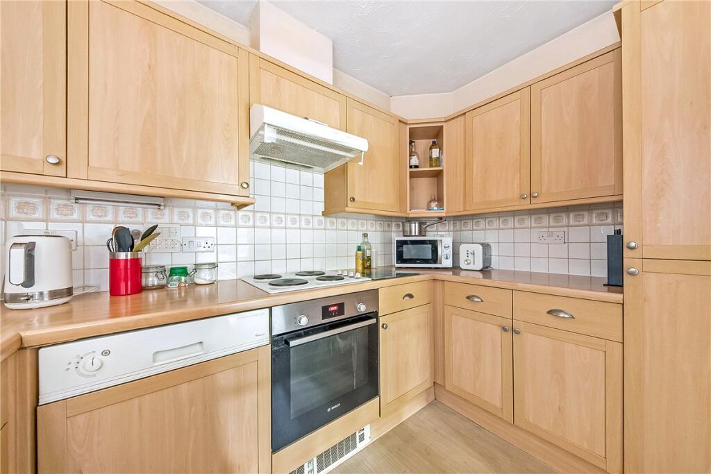 Apartment in Sunbury-on-Thames, Surrey - More
