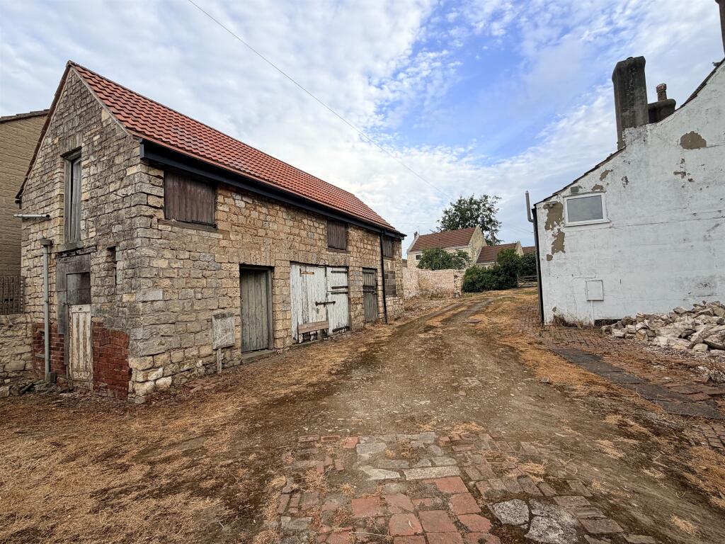 House in Doncaster, Warmsworth - View 2