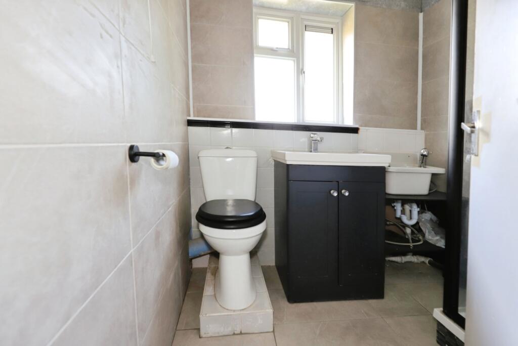 Apartment in Wolverhampton, Goldthorn Hill - View 4