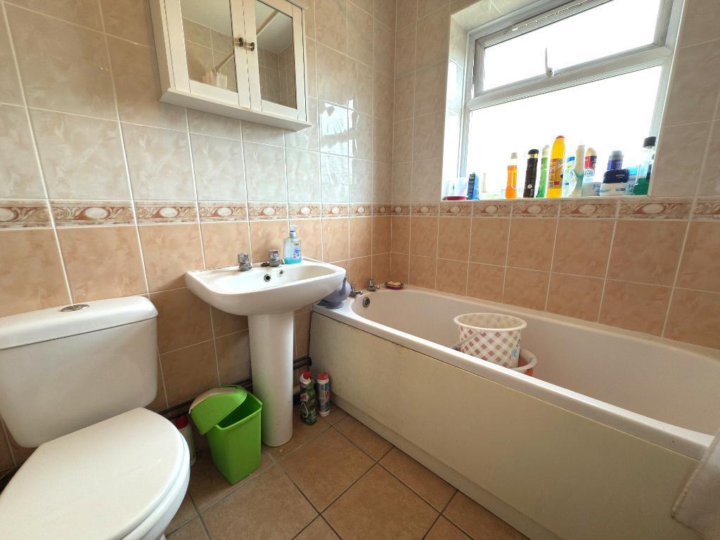 House in Luton - View 5