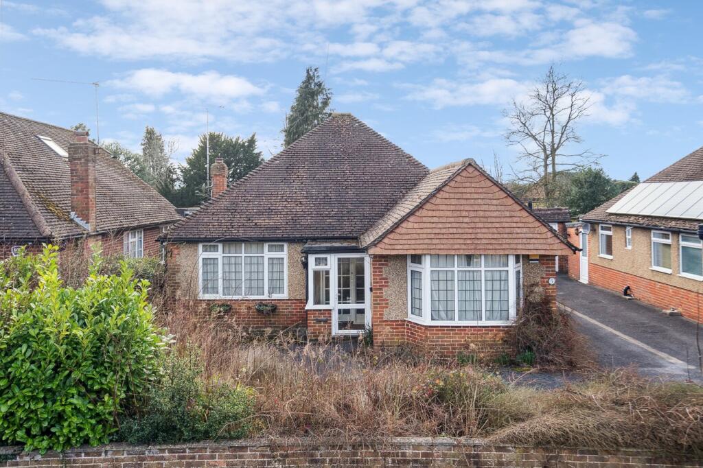 Main image of property: Deancroft Road, Chalfont St Peter, Gerrards Cross, SL9