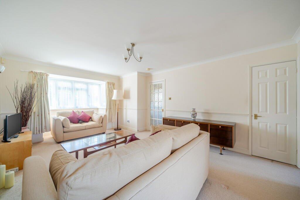 House in Kingston upon Thames - More