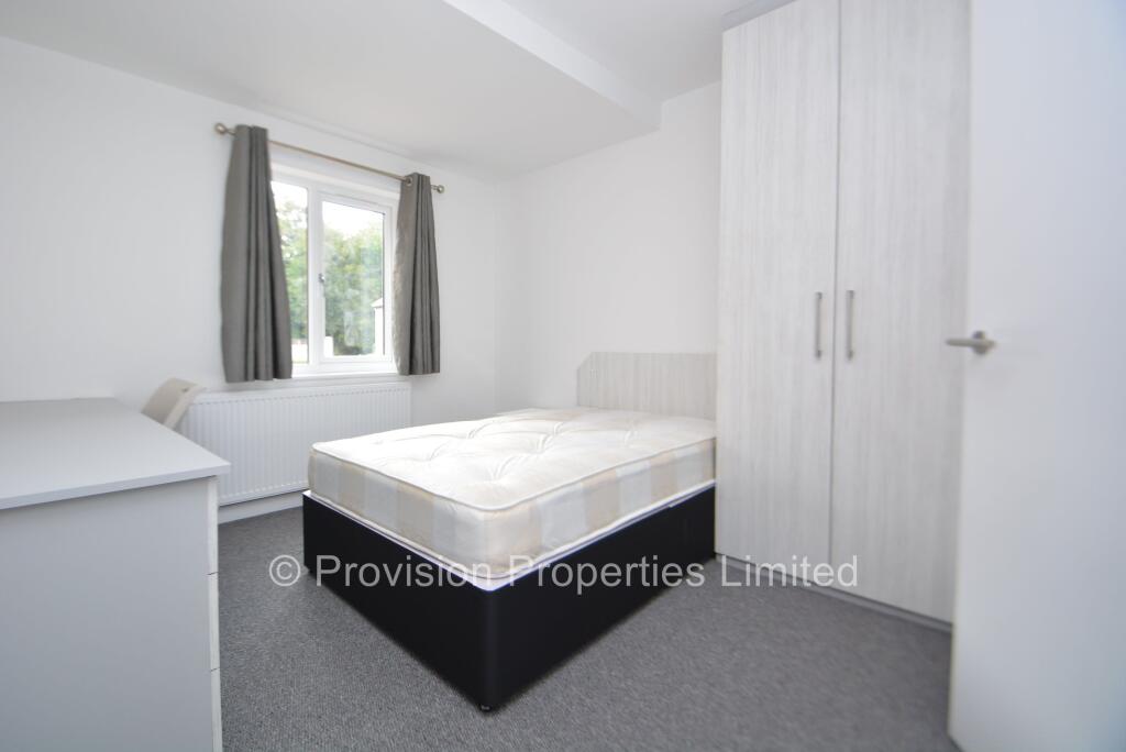 6 bedroom semi-detached house for rent
