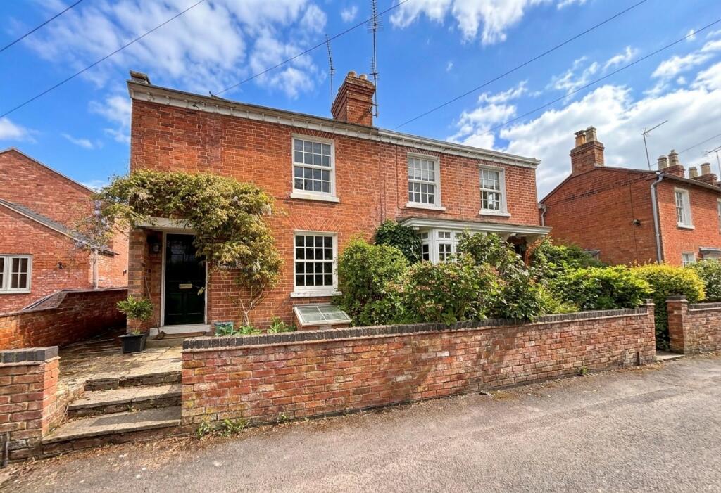 Main image of property: Bay Tree Cottage, Alveston, CV37 7QZ