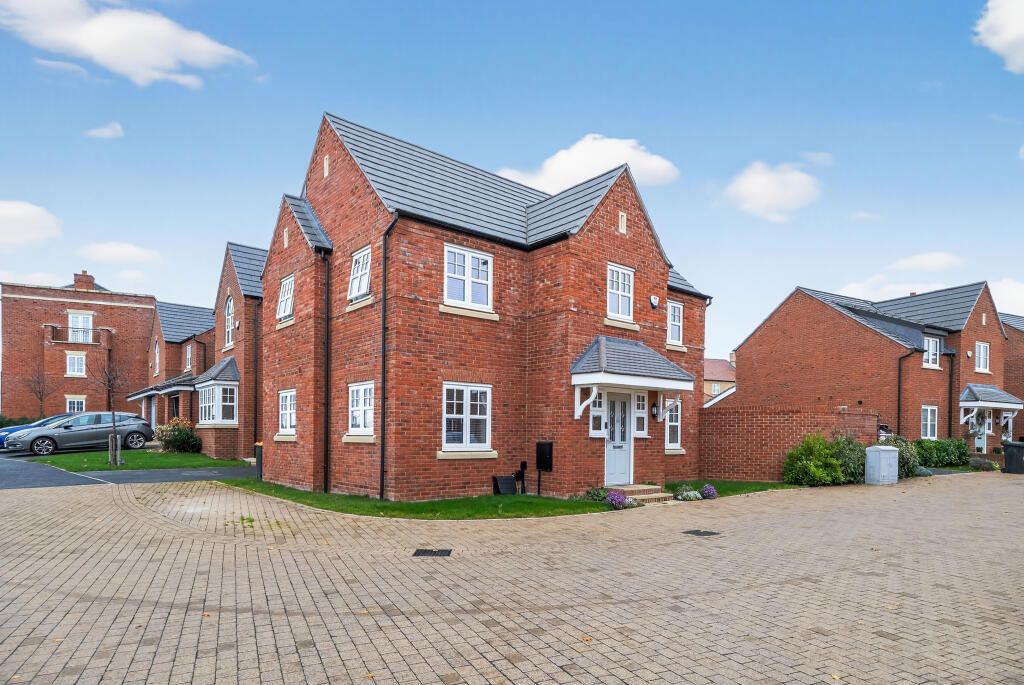 4-bed detached on Oatlands Drive, Bedford, MK45, £450,000