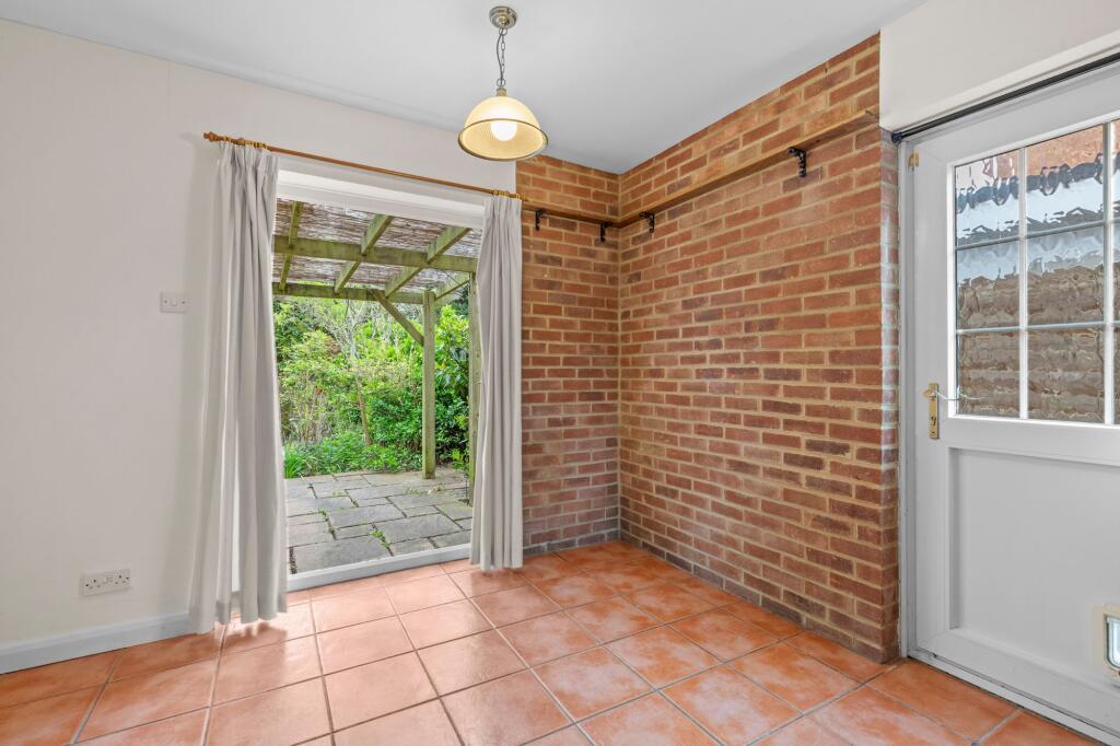House in Flackwell Heath, Chepping Wycombe - More