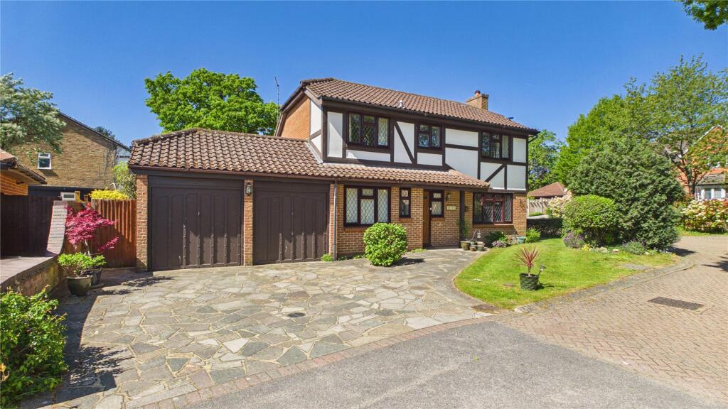4-bed detached on Russetts Close, Horsell, Surrey, GU21, £900,000