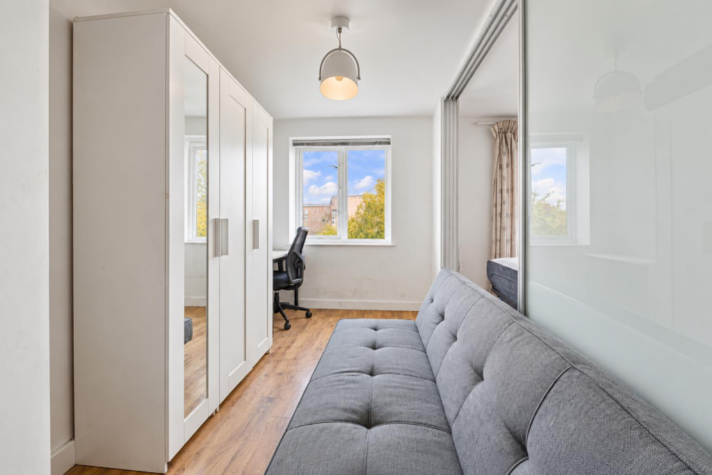 Apartment in Southall - More