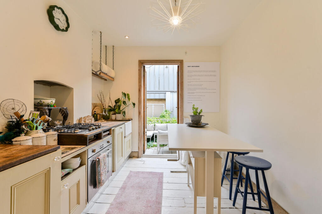 Main image of property: Lavender Hill, Battersea, London, SW11