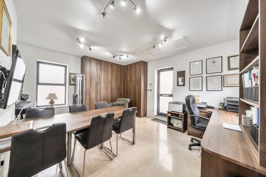 House in Three Rivers, Moneyhill, Mill End - More