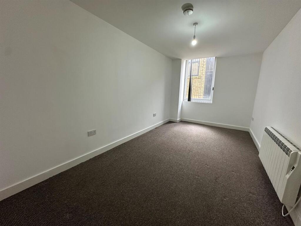 Apartment in Halifax - More