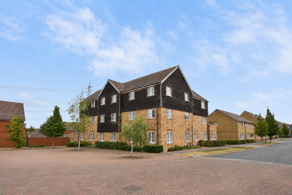 2-bed flat on Theedway, Leighton Buzzard, £225,000