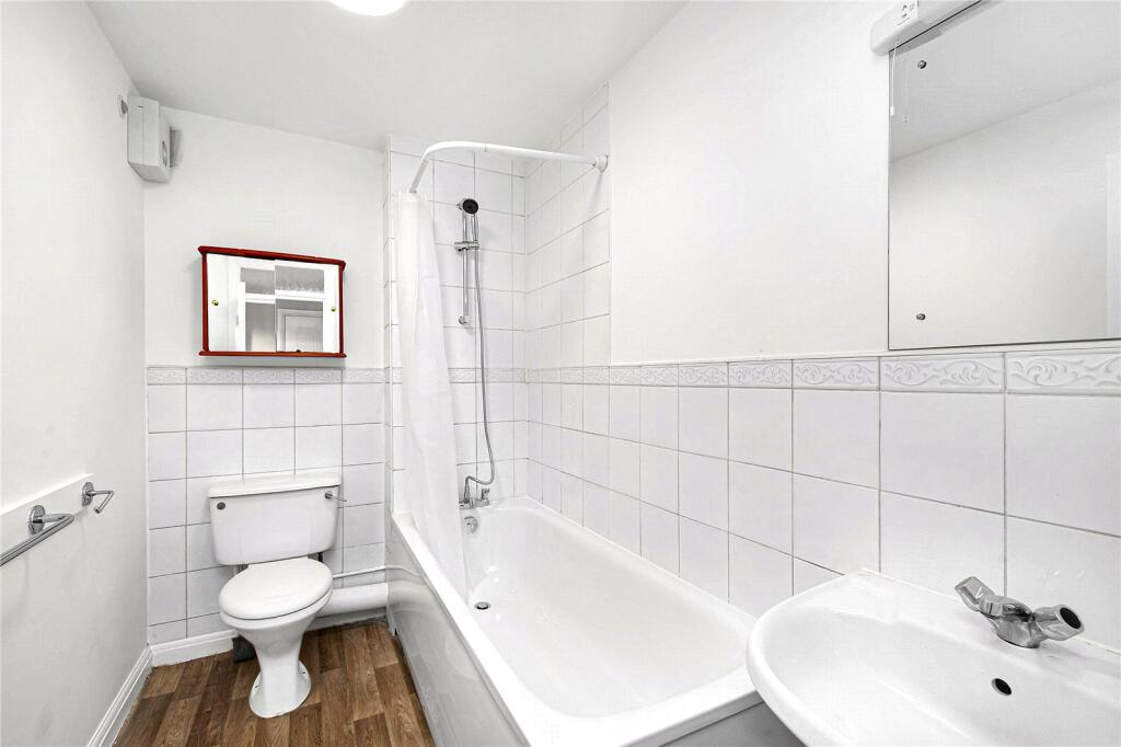 Varsity Drive, Twickenham, TW1 - More