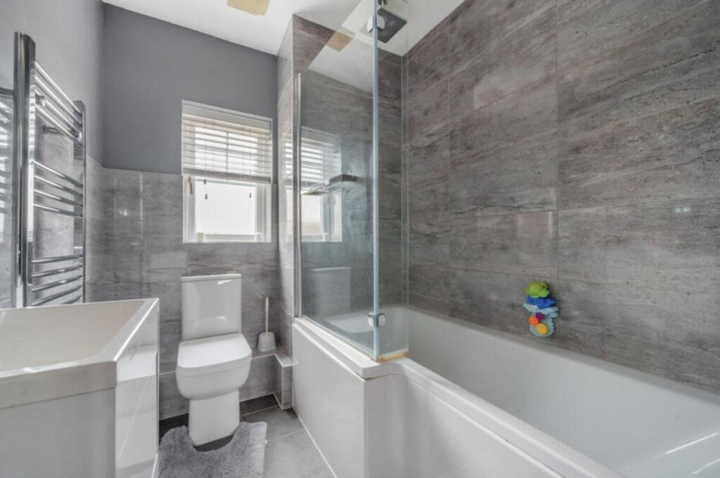 Apartment in Hart, Elvetham Heath - View 3