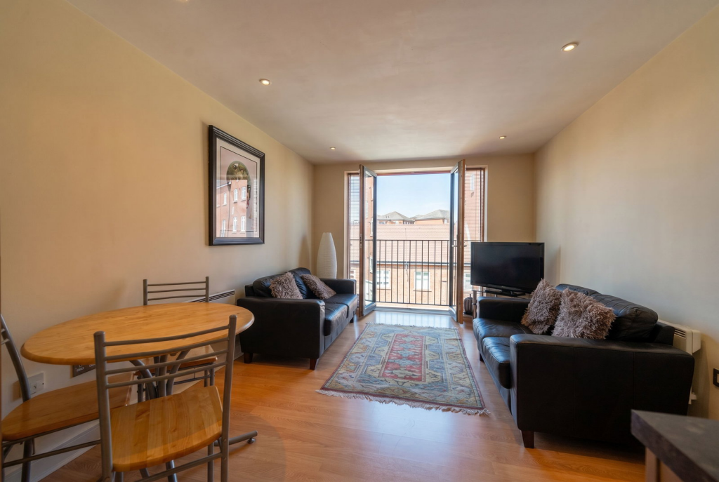 Apartment in Solihull, Dickens Heath - View 2