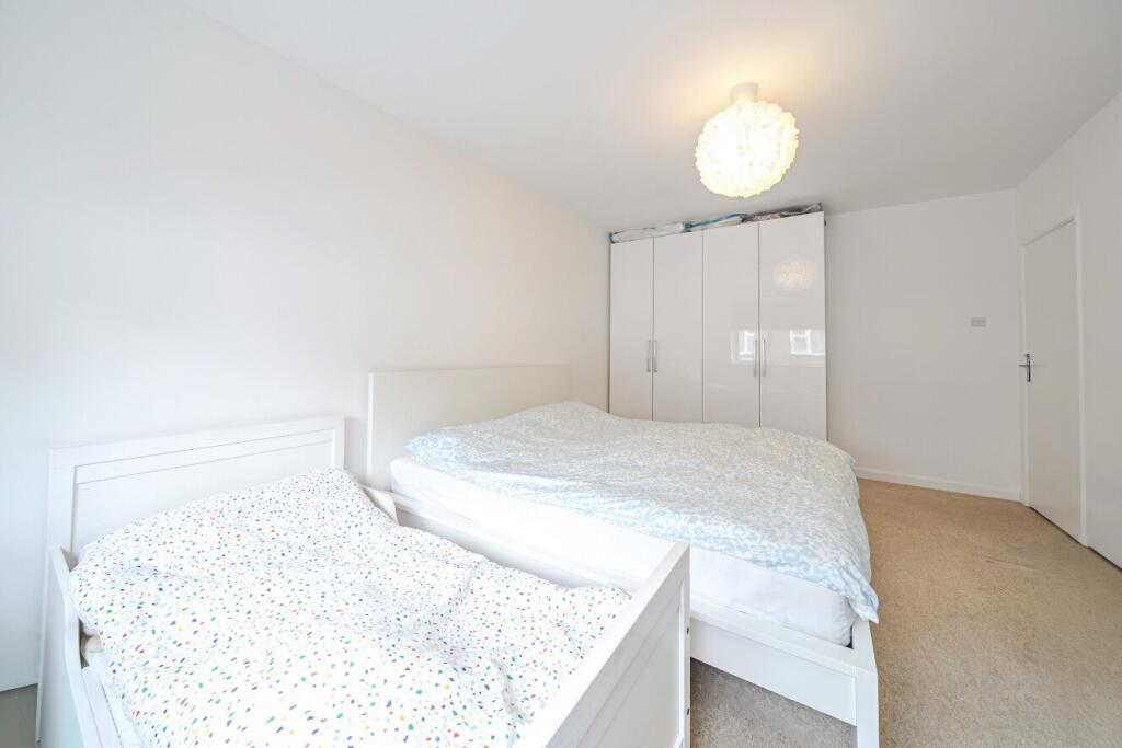 Apartment in London, Cottenham Park, Raynes Park - View 5