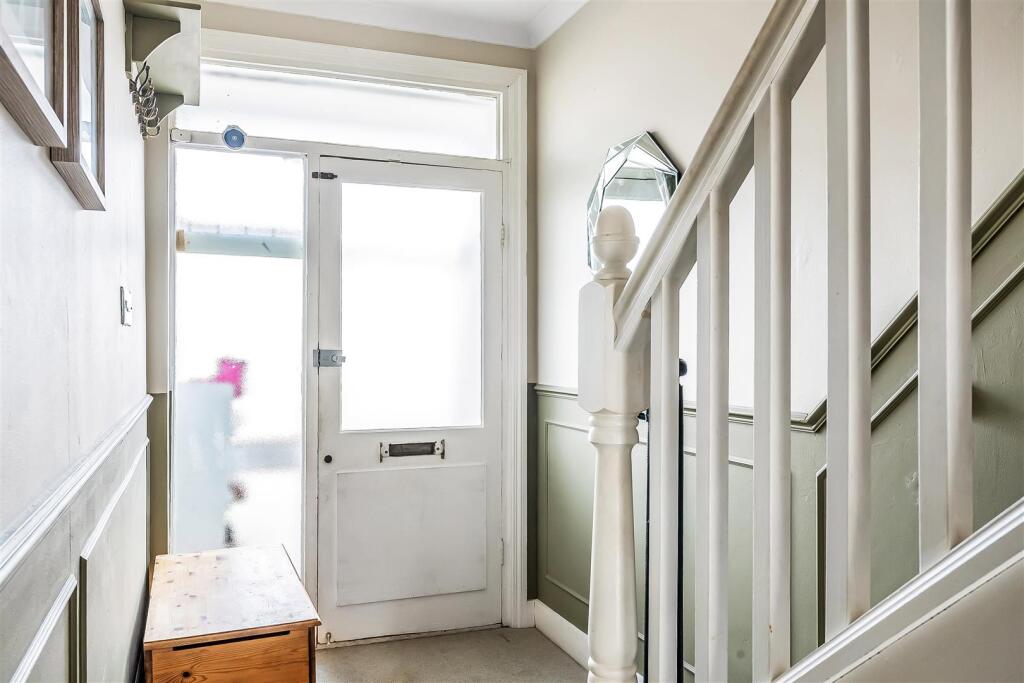 Wallace Crescent, Carshalton Village photo 4
