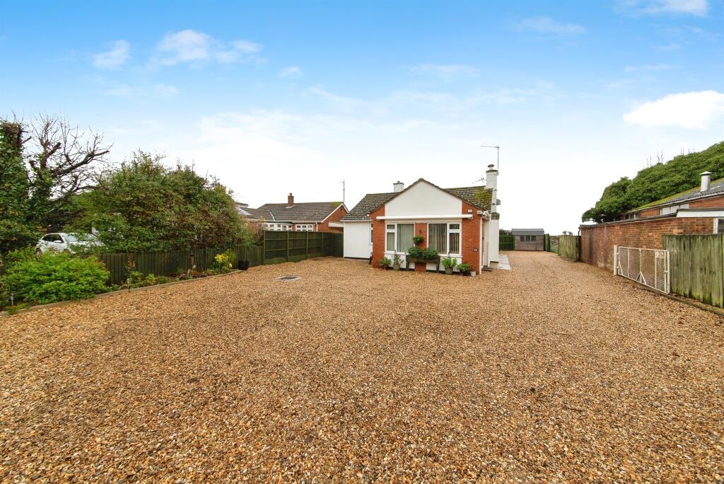 2-bed bungalow on Seas End Road, Moulton Seas End, Spalding, £250,000