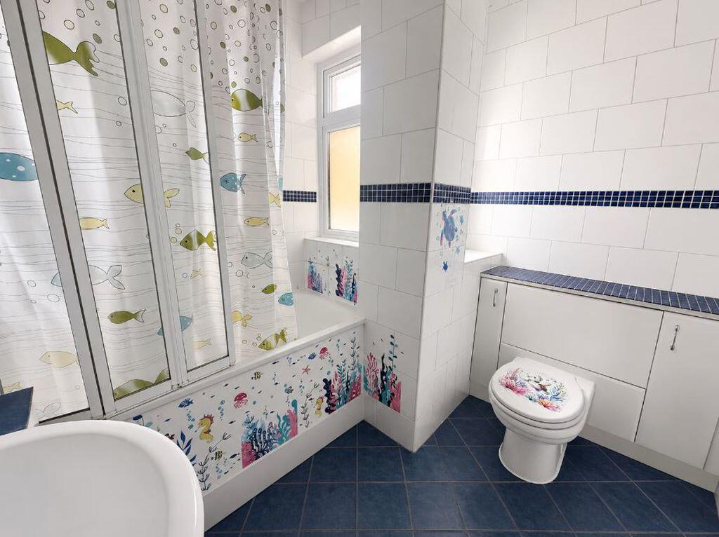Apartment in London, Royal Borough of Kingston upon Thames - More